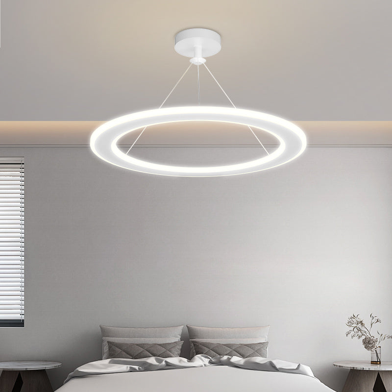 Lustre circulaire moderne et élégant, conçu pour compléter les chambres ou les bureaux